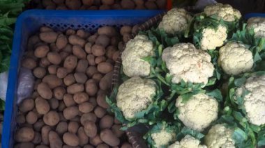 Bambu sepetinde karnabahar, geleneksel market tezgahında. Odaklanma seçildi. Üst görünüm