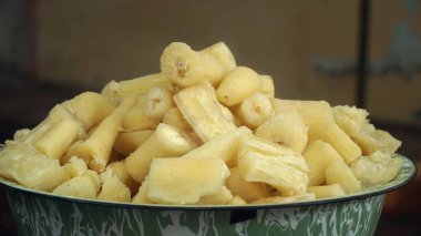 Singkong rebus ya da haşlanmış cassava, Endonezya 'da buharda pişirilmiş bir yemek. Seçilene odaklan