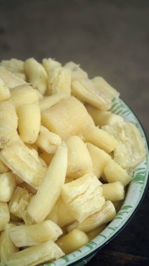 Singkong rebus ya da haşlanmış cassava, Endonezya 'da buharda pişirilmiş bir yemek. Seçilene odaklan