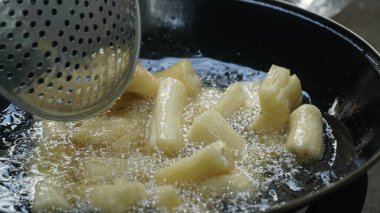 Cassava kızartma tavasında kızartılıyor. Kızarmış Cassava geleneksel Endonezya yemeğidir. Seçilene odaklan