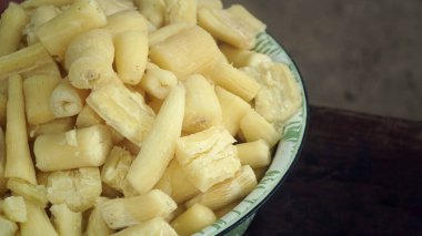 Singkong rebus ya da haşlanmış cassava, Endonezya 'da buharda pişirilmiş bir yemek. Seçilene odaklan