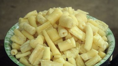 Singkong rebus ya da haşlanmış cassava, Endonezya 'da buharda pişirilmiş bir yemek. Seçilene odaklan