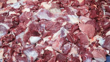 Parçalara ayrılmış çiğ et yığını.
