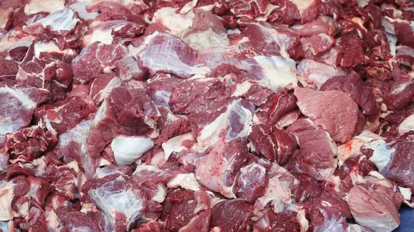 Parçalara ayrılmış çiğ et yığını.