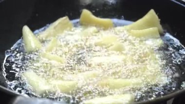 Cassava kızartma tavasında kızartılıyor. Kızarmış Cassava geleneksel Endonezya yemeğidir. Seçilene odaklan