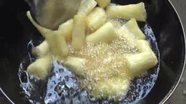 Cassava kızartma tavasında kızartılıyor. Kızarmış Cassava geleneksel Endonezya yemeğidir. Seçilene odaklan