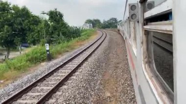 Tren köprüden geçerken çok güzel bir manzara var.