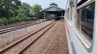  Tren yavaş yavaş Jombang istasyonuna doğru ilerliyordu.