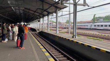 Yogyakarta, Endonezya. 4 Haziran 2024. Sabahleyin Lempuyangan Tren İstasyonu 'nda. Trenin gelmesini bekleyen yolcular..