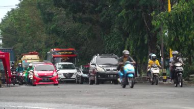 Mojokerto, Endonezya. 22 Haziran 2024. Otoyolda araba, otobüs, kamyon ve motosiklet trafiği