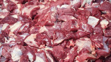Parçalara ayrılmış çiğ et yığını. Seçilene odaklan