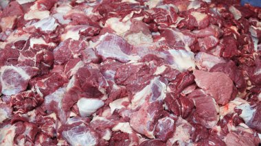 Parçalara ayrılmış çiğ et yığını.