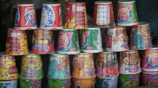 Yogyakarta, Endonezya. 18 Haziran 2024. Bir yığın Pop Mie ve Mie Sedap marka erişte.