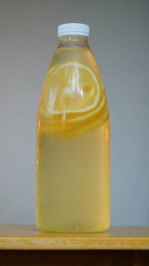 Limon aromalı eritilmiş su. Yaz ferahlatıcı içecek. Sağlık, zindelik, sağlıklı beslenme
