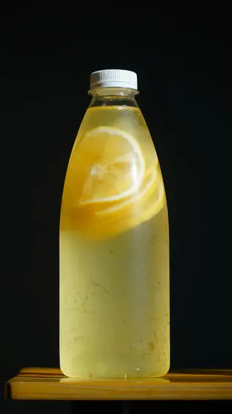Limon aromalı eritilmiş su. Yaz ferahlatıcı içecek. Sağlık, zindelik, sağlıklı beslenme
