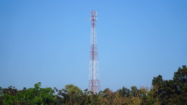 Endonezya 'daki telekomünikasyon kulesi, mavi gökyüzü arka planı