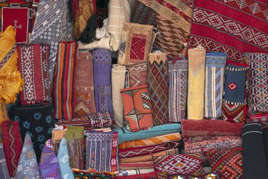 Fas halıları ve halıları, berber kabileler tarafından el yapımı sergileniyor. Halı stilleri, desenleri ve renklerin çeşitliliği.