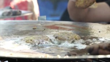 Falafel yağda kızartılıyor.