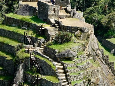 Machu Picchu , monte o pico viejo', es el nombre contemporneo que se da a antiguo poblado incaico construido antes del siglo xv, en la cordillera Oriental del sur del Peru en la cadena montaosa de los Andes a 2430 m sobre el nivel del mar clipart