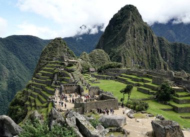 Machu Picchu, monte o pico viejo ', es el nombre contemporneo que se da a antiguo poblado incaico construido antes del siglo xv, en la cordillera Oriental del sur del Peru en la cadena montaosa de los 430 m sobre el nivel del mar