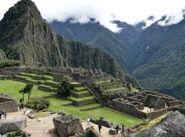 Machu Picchu , monte o pico viejo', es el nombre contemporaneo que se da a antiguo poblado incaico construido antes del siglo xv, en la cordillera Oriental del sur del Peru en la cadena montaosa de los Andes . Una de las siete maravillas del mundo. clipart