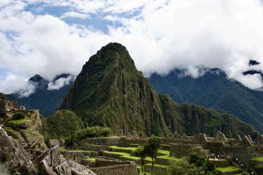 Machu Picchu , monte o pico viejo', es el nombre contemporaneo que se da a antiguo poblado incaico construido antes del siglo xv, en la cordillera Oriental del sur del Peru en la cadena montaosa de los Andes. Una de las siete maravillas del mundo. clipart
