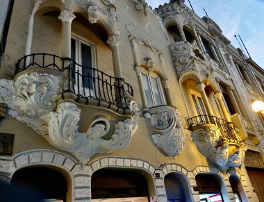  Alreaddores del Centro Histrico de Lima en Peru, observando balkones de edificios antiguas, algunos tpicos con su cobertura de madera y otros contemporneos, estilo art Deco.                              