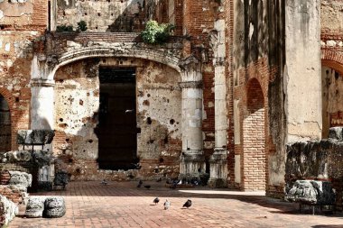  Vista de una entrada de lado de la Catedral Primada de America en la ciudad Kolonial de la ciudad de Santo Domingo, en Repblica Dominicana Conocida tambin como Basilica Menor de Santa Maria de Santa Maria.                          