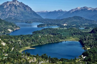  Grafiti en las calles de Bogota, Kolombiya, adornando los portones tradicionales en residenciales y tiendas de ropa                             