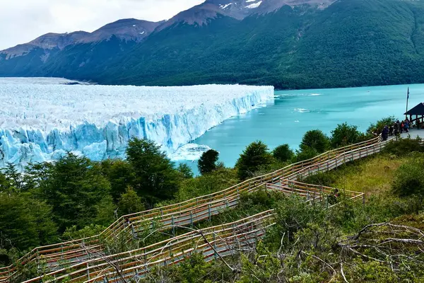  Glaciar Perito Moreno, ubicado en el departamento Lago Argentino, Santa Cruz, Patagonia, en el el Parque Nacional Los Glaciares, frante a la yarımada de Magallanes, 80 Km de El Calafate, Arjantin. Girdapçı!                              