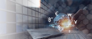 Küresel para birimleri ve dijital cüzdan elektronik işlemlerine sahip dizüstü bilgisayar kullanan iş adamı konsepti