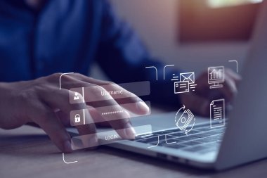 İş adamı kişisel bilgileri korumak ve internet erişimini güvence altına almak için siber güvenlik teknolojisine sahip akıllı telefon kullanıyor.