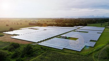 Güneş panellerinin hava görüntüsü, temiz enerji üretim çiftliği.