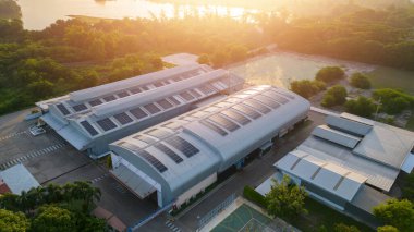 Çatıdaki güneş panelinin hava görüntüsü. Yeniden kullanımını azalt ve geri yükle. 