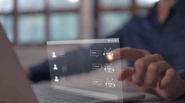 Müşteriler destek almak için sohbet robotlarıyla çevrimiçi hizmetleri kullanıyorlar. Chatbot sohbet konsepti ve CRM otomasyon yazılım teknolojisi