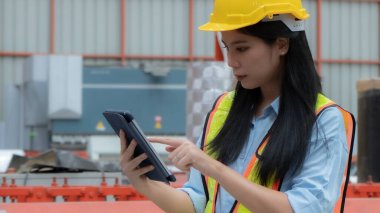 Kadın işçi muayene için tablet kullanır