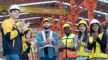 Endüstriyel tesislerde eğitim, mühendislik ekipleri tam donanımlı bakım becerileri.