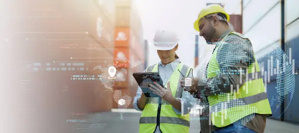 Tablet kullanan işadamı, küresel iş ağı dağıtımı ve dijital teknoloji, kargo konteynırının geleceği, lojistik, ulaşım, ithalat, ihracat
