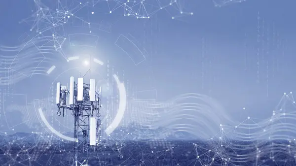 5G vericili telekomünikasyon kulesi. Telekomünikasyonlu hücresel baz istasyonu teknoloji arkaplanına anten gönderiyor.