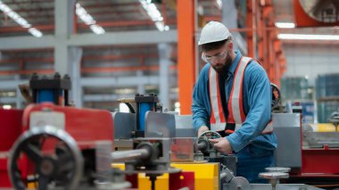 Makine bakım mühendisi bakım ve teftiş kavramlarını gözden geçiriyor.