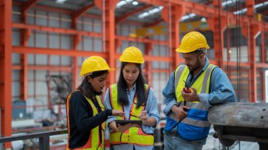 Eğitim mühendisleri gerçek bir iş yaparak profesyonel mühendis makine bakımı, kalite kontrolü.