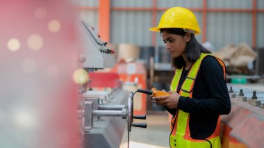Asyalı kadın portresi Mühendisleri Üniforma giyer ve Kalite Kontrol Bakım Deposu ve fabrika işçileri için teftiş süreci