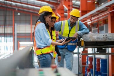 Eğitim mühendisleri gerçek bir iş yaparak profesyonel mühendis makine bakımı, kalite kontrolü.