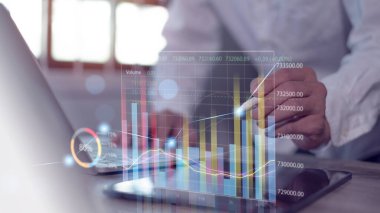 Bilgisayarda çalışan muhasebeci finansal raporları hesaplar ve analiz eder iş bilgileri ve ekonomik büyüme grafikleriyle planlar iş finans veri analizleri