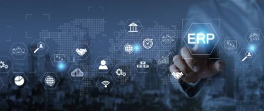 ERP girişim kaynak planlama sistemi iş istihbarat bağlantısına sahip sanal ekranlarda, HR ve CRM iş adamı ERP sistemini monitörde analiz ediyor