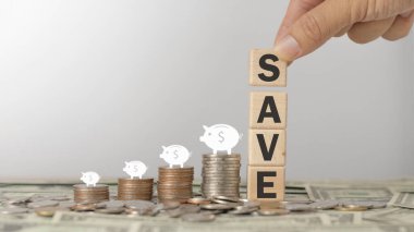 Elin ahşap bir küpte 