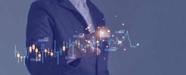 Planlama ve strateji, borsa büyümesi, işadamı veya tüccar elleri büyüyen sanal stokları gösteren dokunuşlar, yatırım ticareti