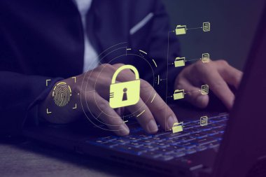  Parmak izi taraması, kişisel veri tabanı girişi, dijital suç önleme kavramı. Veriler hackerlardan korunuyor