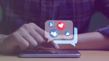  Parmak izi taraması, kişisel veri tabanı girişi, dijital suç önleme kavramı. Veriler hackerlardan korunuyor