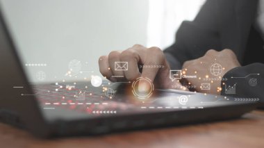 İnternet ağı teknolojisi ve iş konsepti için fütüristik sosyal medya pazarlama simgeleri üzerinde çalışmak için el bilgisayarı kullanmak